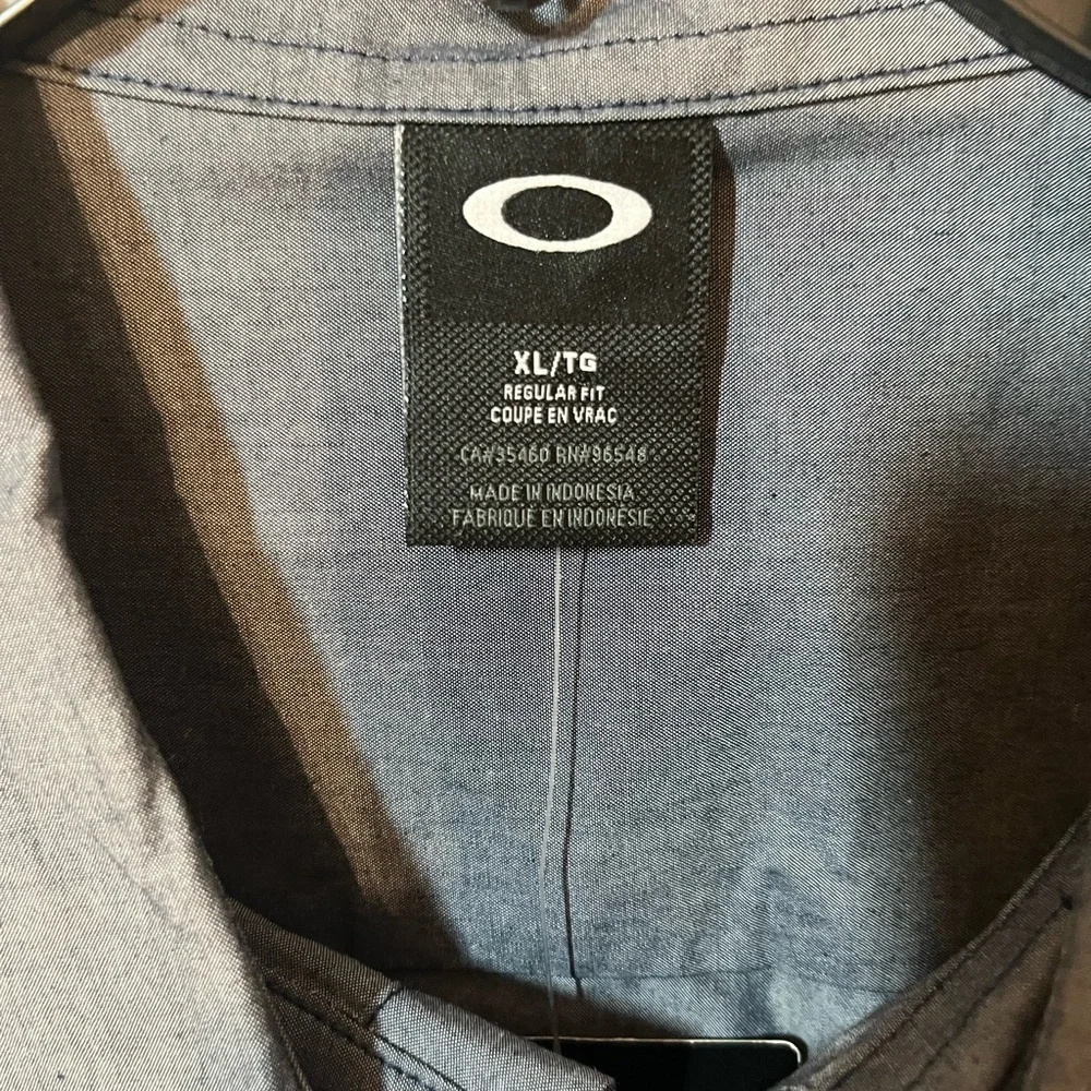 Mens NWT Oakley Gray Casual Short Sleeve Button Up Shirt Size XL - Picture 4 of 7